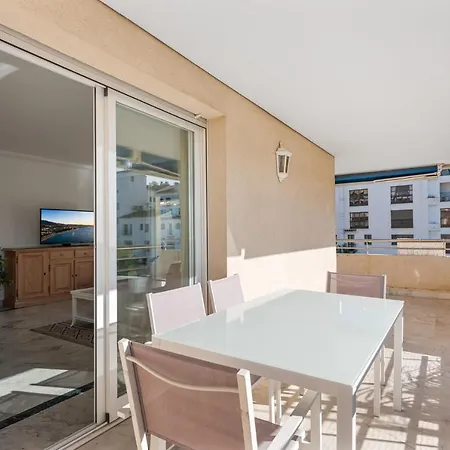 Apartmán 3 Bedroom In Location *